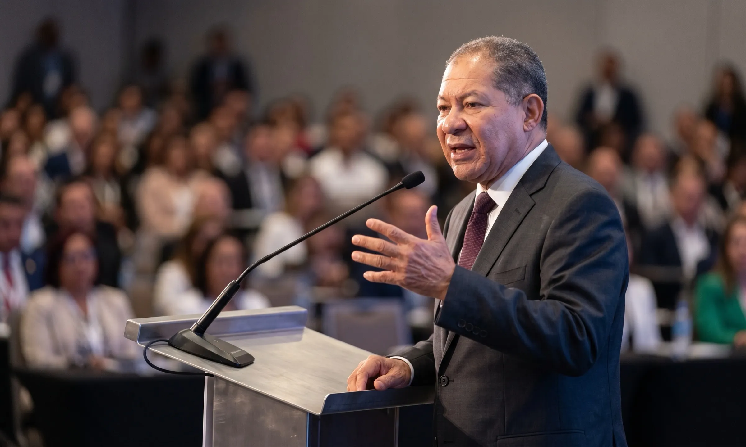 El Dr. Luis Vergés durante una conferencia